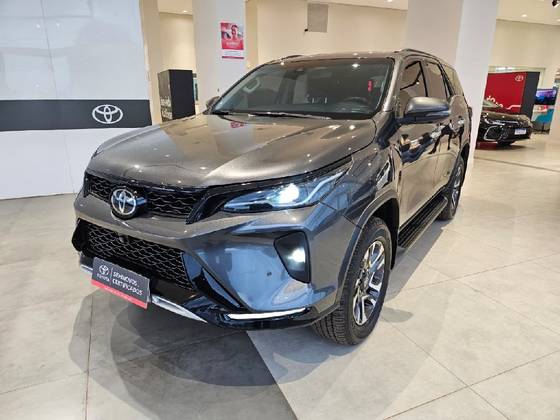 TOYOTA HILUX SW4 2.8 D-4D TURBO DIESEL SRX PLATINUM 7L 4X4 AUTOMÁTICO TOYOTA HILUX SW4 2.8 D-4D TURBO DIESEL SRX PLATINUM 7L 4X4 AUTOMÁTICO
